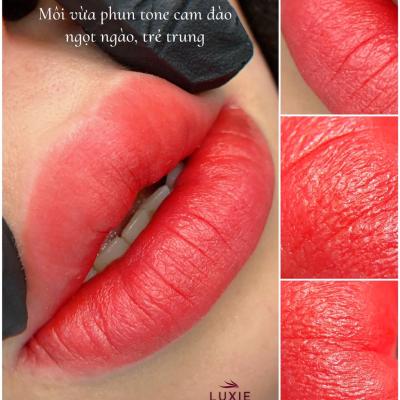 Khách hàng sử dụng dịch vụ phun môi tại Luxie