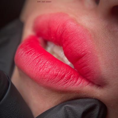 Khách hàng sử dụng dịch vụ phun môi tại Luxie